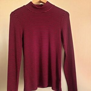 WOMANS EVEREVE LIGHT LONG SLEEVE CREWNECK. MAROON & BLACK STRIPED. SIZE SMALL